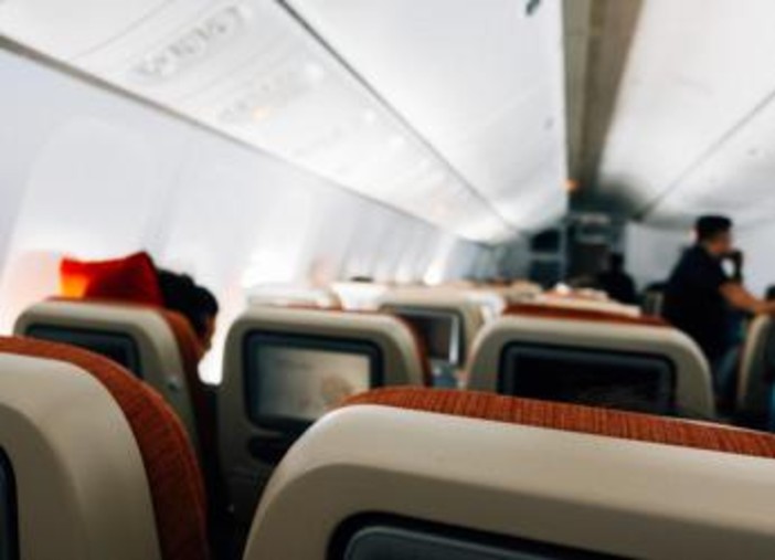 Invasione di zanzare sul volo Milano-Alicante, passeggeri costretti a cambiare aereo