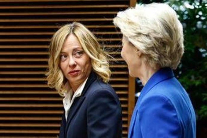 Ue, pressing Meloni su risorse per l'energia. E il governo congela il dossier su riarmo e difesa