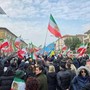 Iran, proteste di fronte al consolato di Milano: "Viva lo Shah"