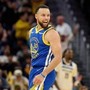 Curry, magia in Nba: fa canestro... dal tunnel degli spogliatoi Curry, magia in Nba: fa canestro... dal tunnel degli spogliatoi