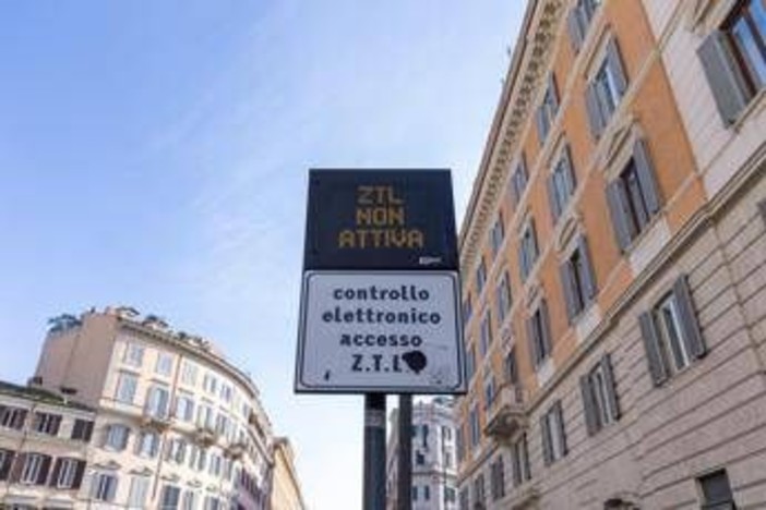 Roma, sì al ticket di accesso alla ztl per le auto elettriche: al via dal 1° luglio