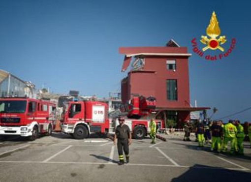 Paura a Messina, crolla edificio: vigili del fuoco cercano sei dispersi, una famiglia sotto le macerie Paura a Messina, crolla edificio: vigili del fuoco cercano sei dispersi, una famiglia sotto le macerie