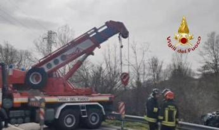 Incidente a Pordenone, bus di studenti finisce in un fosso: 3 feriti Incidente a Pordenone, bus di studenti finisce in un fosso: 3 feriti