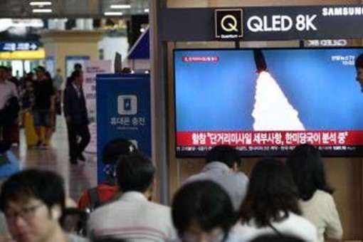 Corea del Nord lancia 10 missili verso il Mar del Giappone: tensione con Usa e Seul Corea del Nord lancia 10 missili verso il Mar del Giappone: tensione con Usa e Seul