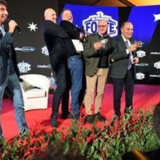 Crosetto prova a prendere in braccio Renzi, siparietto ad Atreju