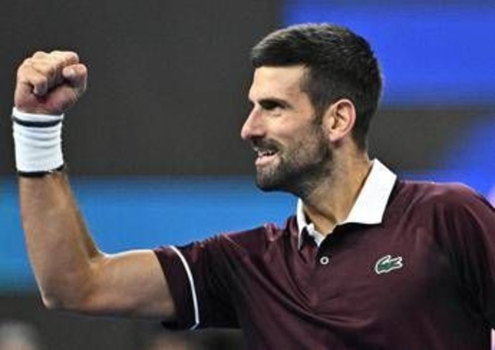 Atp Pechino, Djokovic batte Zverev nei quarti e fa un favore a Sinner Atp Pechino, Djokovic batte Zverev nei quarti e fa un favore a Sinner