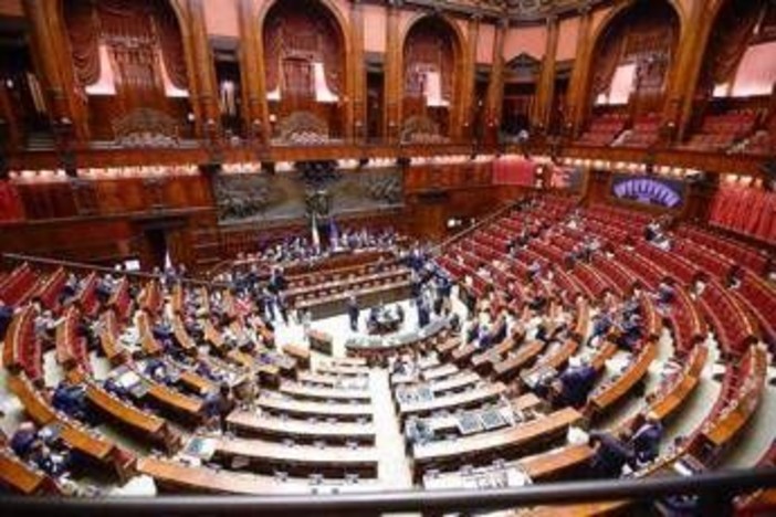 Fa troppo freddo alla Camera, la richiesta: "Meno aria ghiacciata"