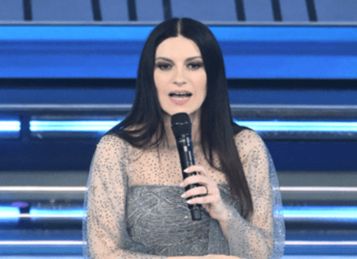 Sanremo, la gaffe 'piccante' di Pausini col microfono: "Mamma tutto bene..."