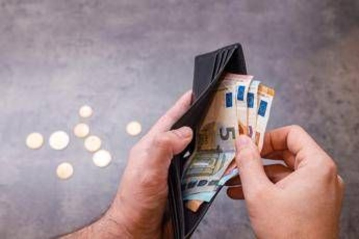 Quanto si indebitano gli italiani per vivere? L'analisi tra prestiti, mutui e stipendi fermi