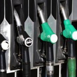 Carburanti, continua corsa prezzi di benzina e diesel: in 10 regioni gasolio già sopra i 2 euro