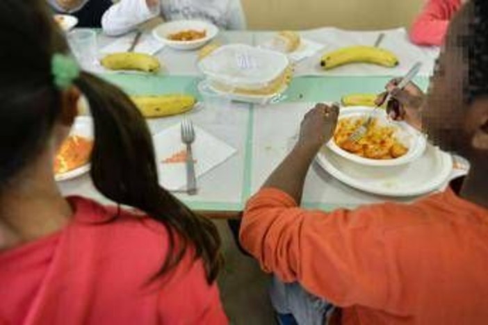 Bimbi a tavola, studio: "Mangiare senza aiuto favorisce sviluppo linguaggio"