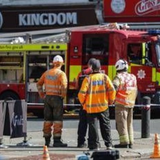 Londra, incendio in supermercato Kosher: 100 pompieri in campo Londra, incendio in supermercato Kosher: 100 pompieri in campo