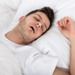 A pancia in su o girato su un lato? La miglior posizione per dormire A pancia in su o girato su un lato? La miglior posizione per dormire