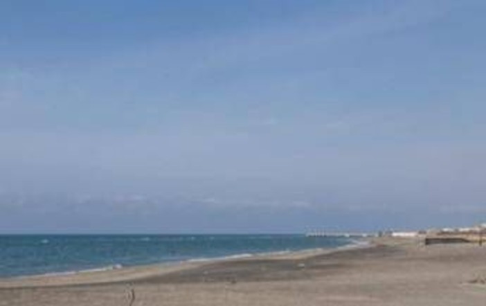 Si tuffa dal pontile e muore: mistero su un giovane senza documenti a Ostia