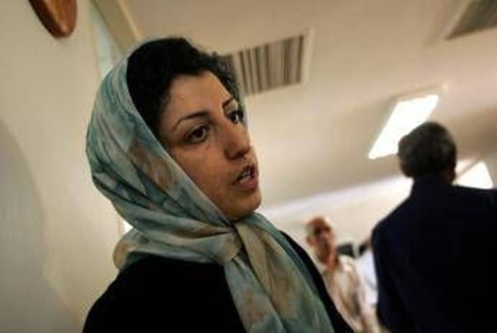 Iran, "Narges Mohammadi non sta bene: Nobel per la Pace due volte in ospedale dopo arresto"