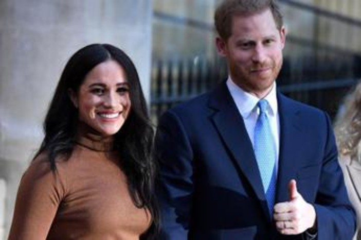 Harry e Meghan a luglio in Uk con i figli, offerta residenza reale alla coppia