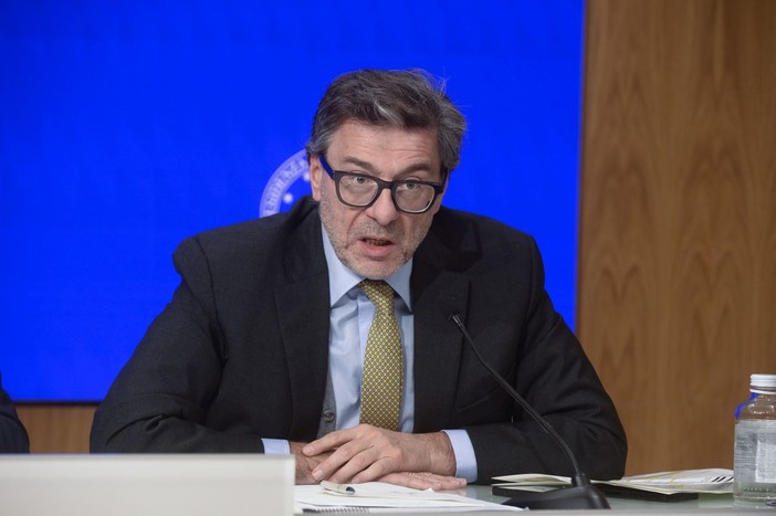 S&P conferma per l’Italia il rating e aumenta outlook, Giorgetti “Lavoro paga” S&P conferma per l’Italia il rating e aumenta outlook, Giorgetti “Lavoro paga”