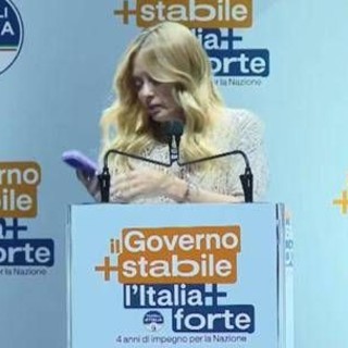 Meloni, la telefonata e il discorso interrotto a Bari: "È mia figlia, scusate..."
