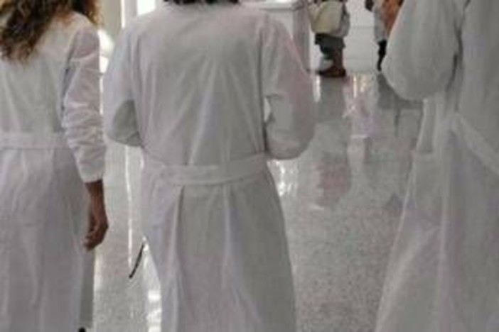 Sanità, firmato contratto per 137mila medici e sanitari: aumenti medi di 491 euro al mese