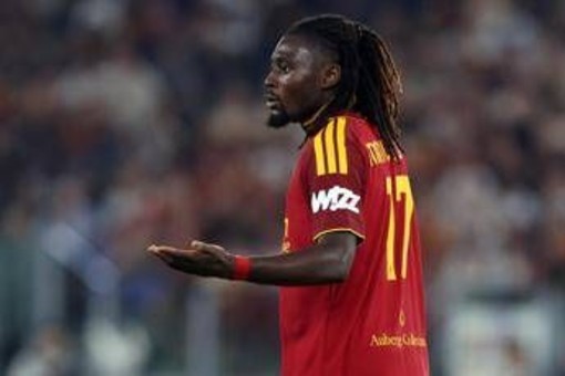 Roma in ansia per Koné: si accascia in campo al 16’, entra Pisilli Roma in ansia per Koné: si accascia in campo al 16’, entra Pisilli