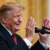 Trump e il mea culpa: "Usa volano e non l'ho spiegato, ho fatto un pessimo lavoro" Trump e il mea culpa: "Usa volano e non l'ho spiegato, ho fatto un pessimo lavoro"