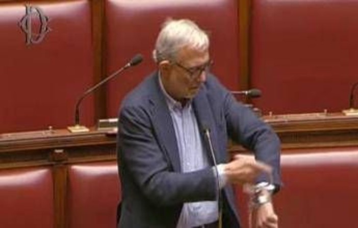 Giachetti si ammanetta al banco della Camera: "Io in Aula finché maggioranza non sblocca Vigilanza Rai" Giachetti si ammanetta al banco della Camera: "Io in Aula finché maggioranza non sblocca Vigilanza Rai"