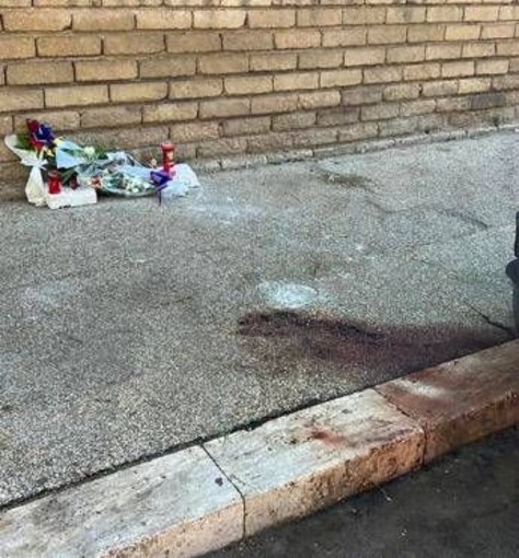 Ostia, sangue in strada dopo l'omicidio‑suicidio di tre giorni fa: residenti sotto choc Ostia, sangue in strada dopo l'omicidio‑suicidio di tre giorni fa: residenti sotto choc