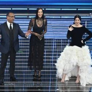Sanremo, Irina Shayk illumina l'Ariston: "Carlo sono qui per te"