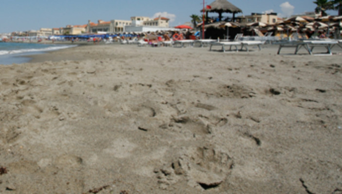 Ostia, si tuffa dal pontile e sbatte la testa: morto un ragazzo