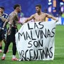 Argentina-Inghilterra, Lo Celso e Otamendi con striscione per Malvinas: rischio squalifica