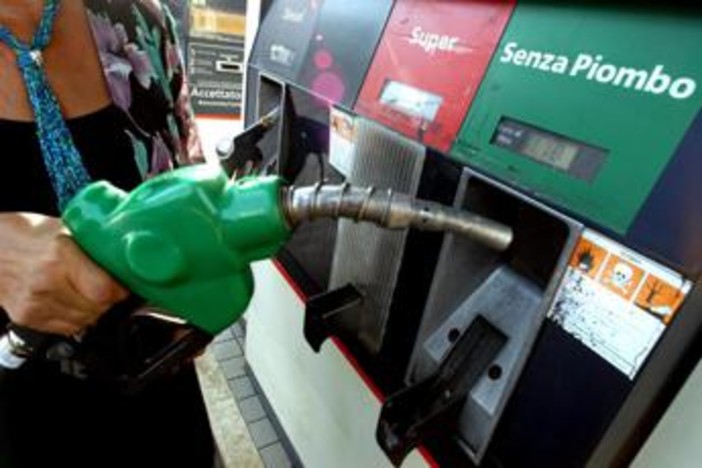 Caro carburanti, in corso maxi operazione Gdf per controlli a distributori a Roma Caro carburanti, in corso maxi operazione Gdf per controlli a distributori a Roma