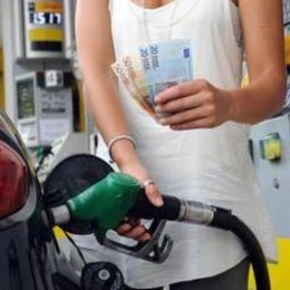 Prezzi benzina e diesel, non si fermano gli aumenti. Unc: "Pieno gasolio costa 40 cent in più in un giorno"