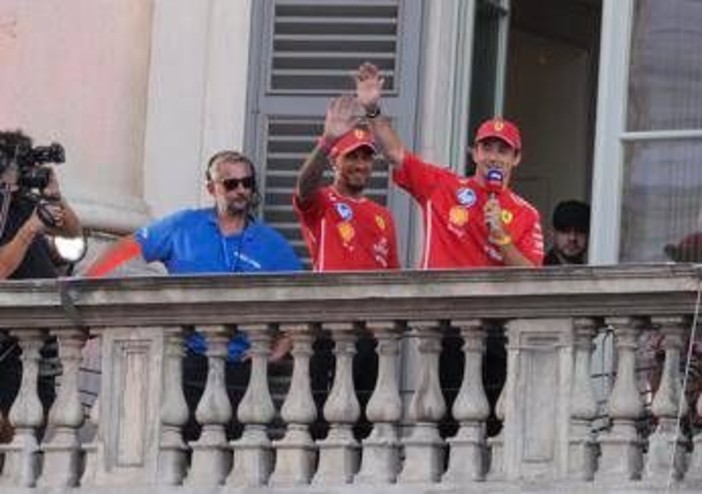 Gp Monza, Hamilton non firma il cappellino (Mercedes) al tifoso Gp Monza, Hamilton non firma il cappellino (Mercedes) al tifoso