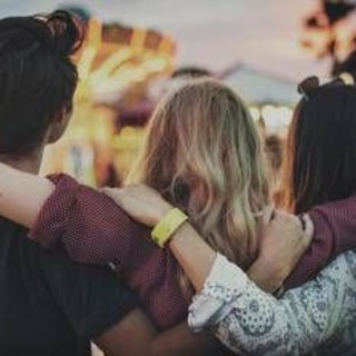 Stare insieme è un anti-stress, studio svela i benefici dello 'scudo sociale'