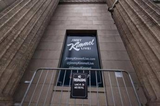 Jimmy Kimmel risponde a Melania Trump: "D'accordo su stop retorica d'odio, ne parli con suo marito"