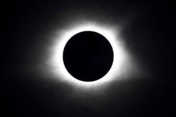 Eclissi, ecco dove si vedrà meglio in Italia e con il buio lo spettacolo delle 'stelle cadenti' Eclissi, ecco dove si vedrà meglio in Italia e con il buio lo spettacolo delle 'stelle cadenti'