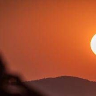 Eclissi, in 7 al pronto soccorso dell'Oftalmico di Roma: "Rischiano danni alla retina" Eclissi, in 7 al pronto soccorso dell'Oftalmico di Roma: "Rischiano danni alla retina"