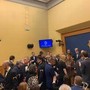 Convegno remigrazione alla Camera, opposizioni occupano sala stampa e cantano Bella Ciao Convegno remigrazione alla Camera, opposizioni occupano sala stampa e cantano Bella Ciao