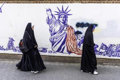 Iran, al via l'offensiva economica di Trump: sanzioni contro 60 organizzazioni, persone e navi