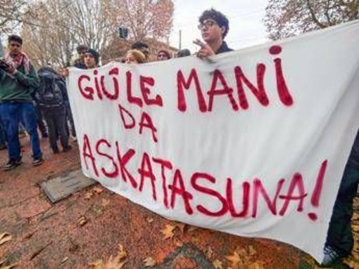 Askatasuna, a Torino corteo contro lo sgombero del centro sociale: "Oggi non è data di fine ma di inizio" Askatasuna, a Torino corteo contro lo sgombero del centro sociale: "Oggi non è data di fine ma di inizio"
