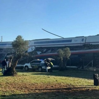Scontro tra due treni dell’Alta velocità in Spagna, decine di vittime