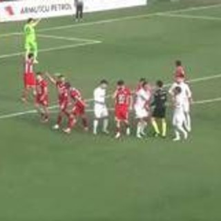 Punizione sotto l'incrocio, ma arbitro non 'vede' il gol: scandalo arbitrale in Turchia