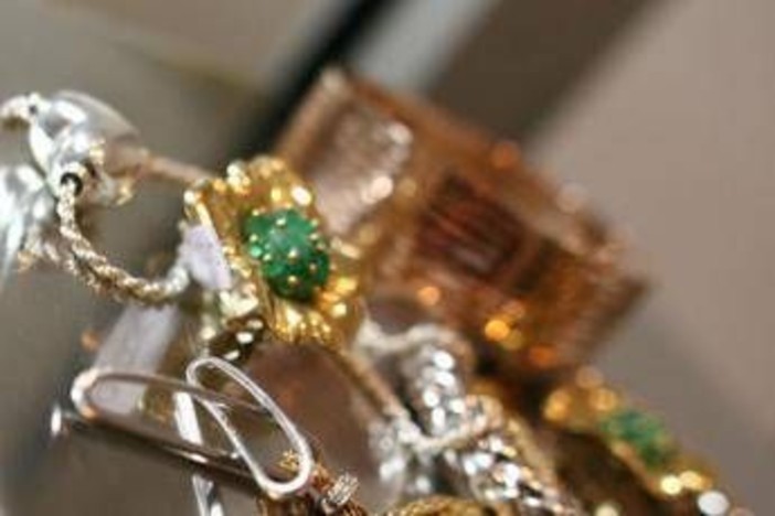 Da gioielli famiglia a posate nonna, è corsa ai compro oro