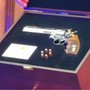 Erdogan e le pistole regalate al vertice Nato, il dono rebus per i leader: "Che ci faccio?"