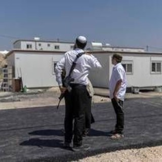 Cisgiordania, coloni assediano case palestinesi a Qusra. Ambasciatore Huckabee: "Atto di terrorismo" Cisgiordania, coloni assediano case palestinesi a Qusra. Ambasciatore Huckabee: "Atto di terrorismo"