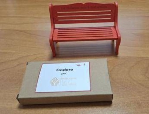 Violenza sulle donne, 'Piccola Panchina Rossa' da scrivania: il regalo per sostenere la speranza Violenza sulle donne, 'Piccola Panchina Rossa' da scrivania: il regalo per sostenere la speranza