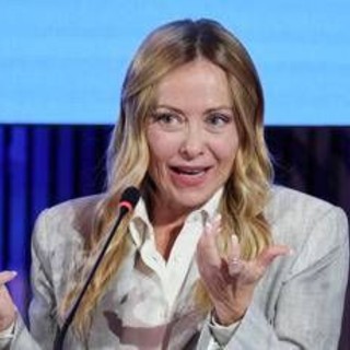 Manovra 2027, arrivano anche le targhe personalizzate. Meloni: "Ci si può sbizzarrire"