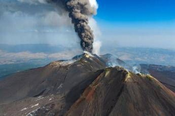Eruzione Etna, voli in arrivo sospesi fino alle 12 all'aeroporto di Catania Eruzione Etna, voli in arrivo sospesi fino alle 12 all'aeroporto di Catania