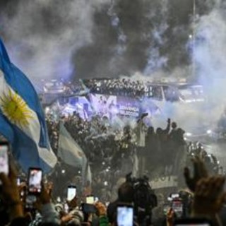 Mondiali, l'Argentina rientra a Buenos Aires senza festa e senza Messi dopo il ko in finale Mondiali, l'Argentina rientra a Buenos Aires senza festa e senza Messi dopo il ko in finale