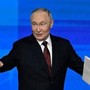 Putin e la conferenza show: "Sono innamorato e lavoro troppo"